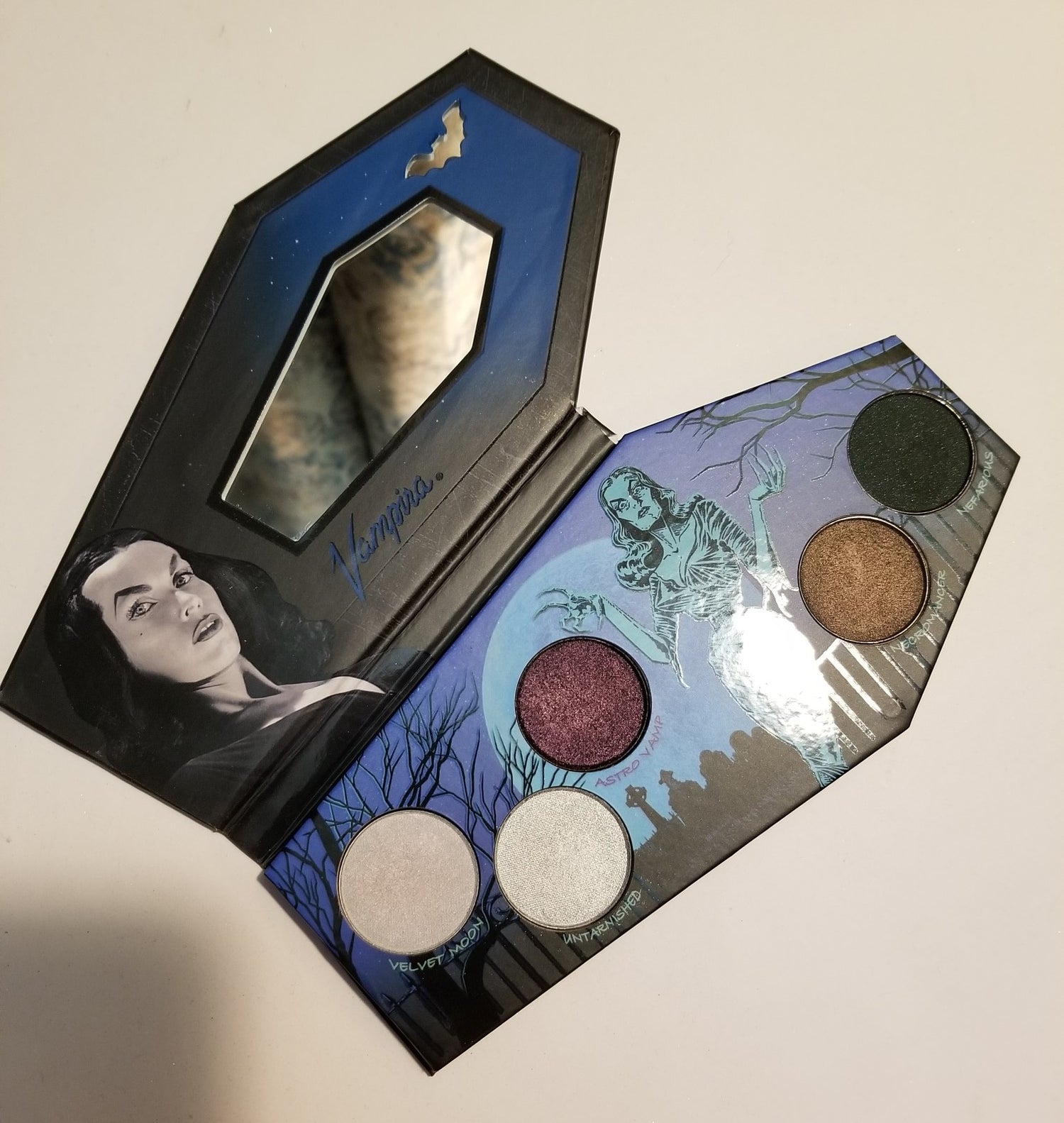 Review, Photos, Swatches, Makeup Trend 2018, 2019, 2020: Lunatick Cosmetics Lab Vampira Eyeshadow Palette
